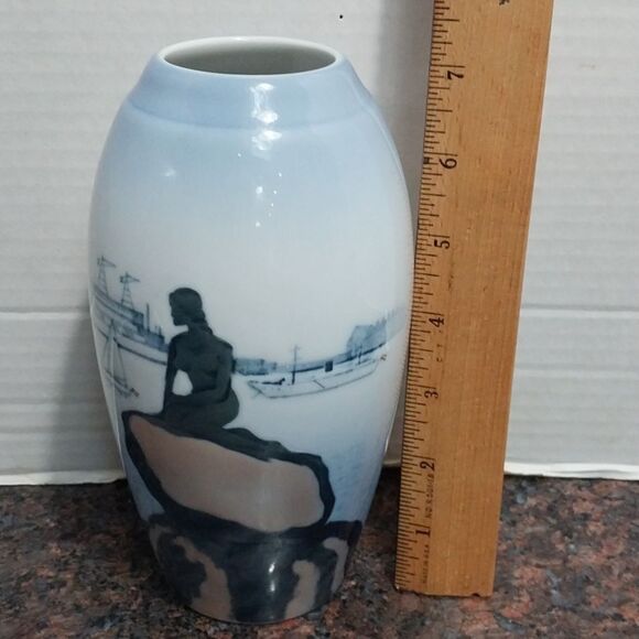 7" Royal Copenhagan Blue and White Ceramic Mermaid Vase. - Picture 3 of 5